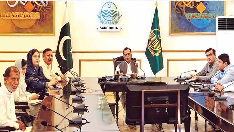 طلبہ کو معیاری تعلیم کے ساتھ بہترین  تربیتی ماحول فراہم کیا جائے ،کمشنر 