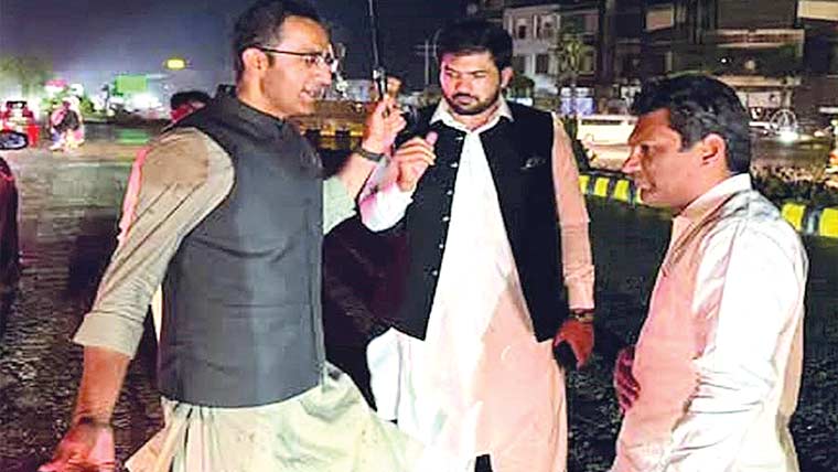 ڈپٹی کمشنر اور اے سی وزیرآباد  کا شہر کے مختلف علاقوں کا دورہ 