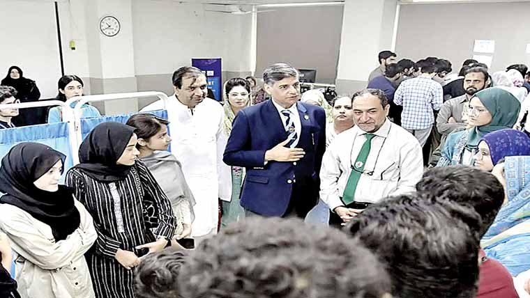 سینئر میڈیکل اساتذہ کے  تجربات اور مشاہدات نوجوان  نسل کیلئے قیمتی سرمایہ :فاروق افضل 