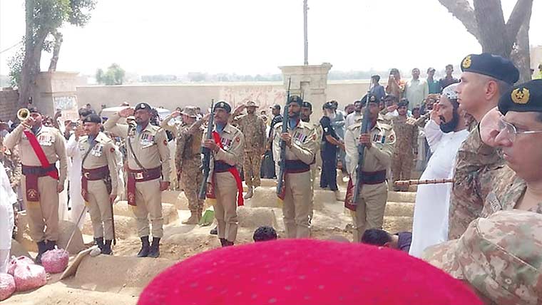  شہید کیپٹن علی عامر سرکاری اعزاز کیساتھ سپرد خاک 