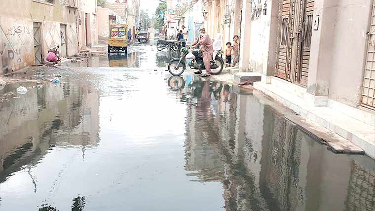 نیو کراچی سیکٹر 11Fمیں سیوریج لائن 15 روز سے ٹوٹ پھوٹ کاشکار