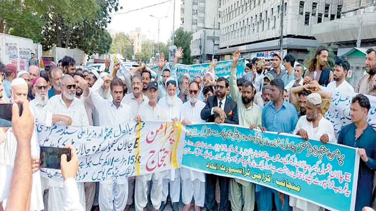 ای چالان کے خلاف ٹرانسپورٹرز کا احتجاج، ہڑتال کی دھمکی