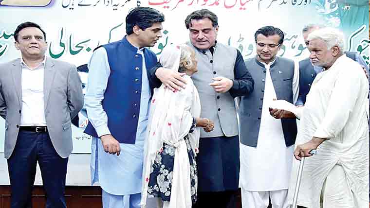 داتا دربار توسیعی منصوبہ ، 234  متاثرین کو60کروڑ کے چیک تقسیم
