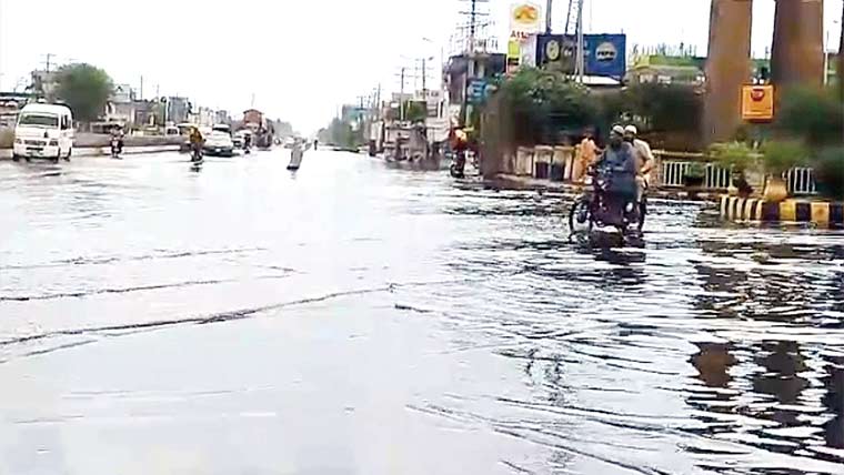 ڈسکہ سیالکوٹ روڈ بارش کے پانی سے تالاب بن گئی 