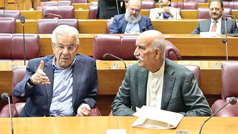  معیشت آئی سی یو سے نکل آئی، تیل نرخوں میں کمی کا فائدہ عوام کو دینگے : خواجہ آصف