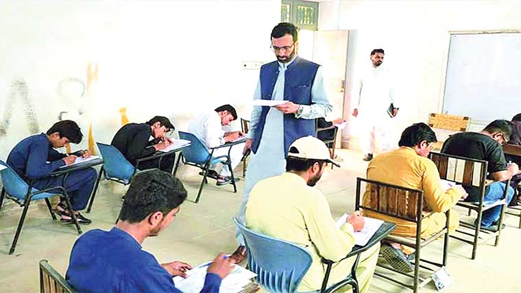 ٹوبہ :ڈی سی کا امتحانی مراکز کا دورہ  نظم و ضبط یقینی بنانے کی ہدایت 