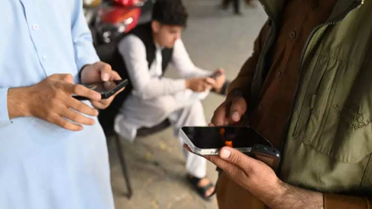  افغانستان :سمارٹ فونز کا استعمال بند ، ملازمین پریشان 