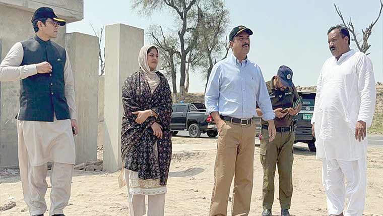 ڈی سی جھنگ کااٹھارہ ہزاری میں زیرِ تعمیر فیملی پارک کا دورہ 