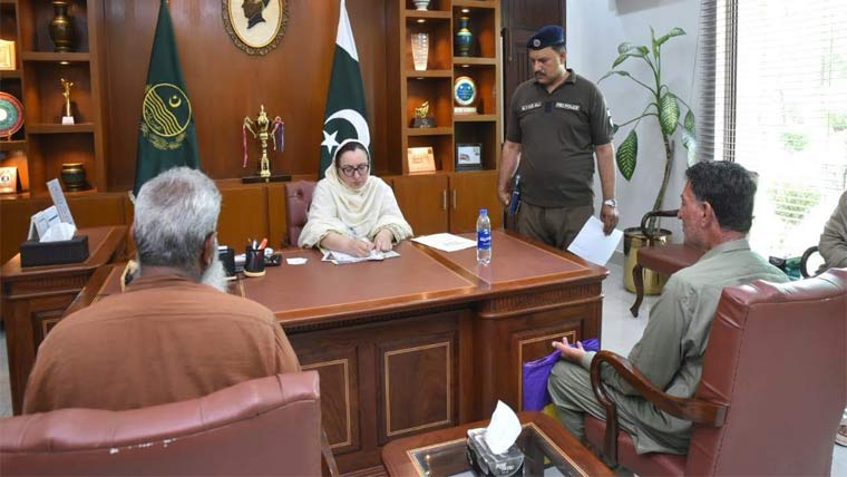 کمشنرکی مختلف شہریوں سے ملاقات، مسائل و شکایات سنیں