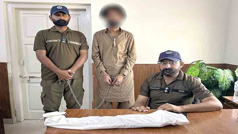تھانہ قائد آباد کا خطرناک اشتہاری  مجرم پولیس خدمت مرکز سے گرفتار
