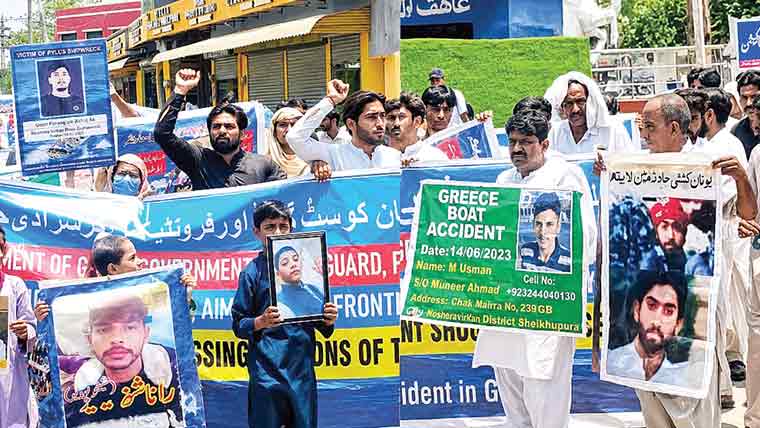 یونان کشتی حادثہ میں لاپتہ افراد کے ورثا کا احتجاجی مظاہرہ 