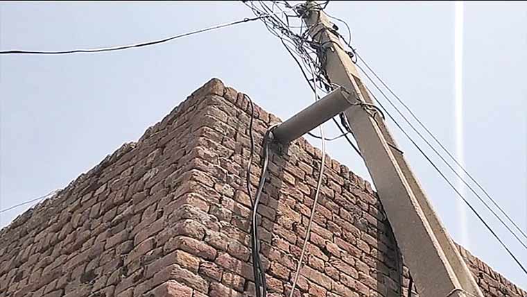 ماموں کانجن: مکان پر گرا بجلی کا کھمبا شہریوں کیلئے خطرہ 