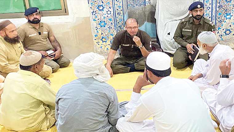  ڈی پی او چنیوٹ کی مسجد میں کھلی کچہری، شہری مسائل سنے 