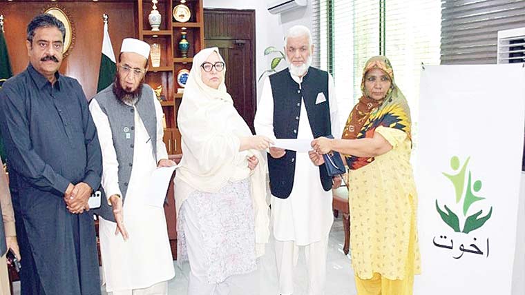  100 مستحق خاندانوں میں بلاسود قرضوں کے چیک تقسیم 