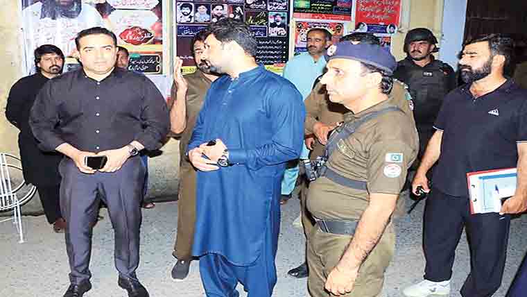 میانوالی:ڈی پی او اور ڈی سی  کا امام بارگاہ غلام محمد شاہ کا دورہ