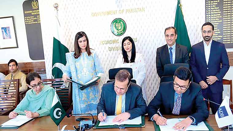 پاکستان کا ایشیائی ترقیاتی بینک کیساتھ 70 کروڑ ڈالر کا قرض معاہدہ 