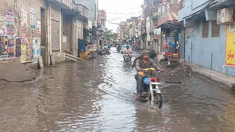 علی پورچٹھہ:نالوں کی عدم صفائی ، بارش سے شہر زیرآب 