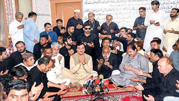 مری حادثہ:یوسف گیلانی کی جاں  بحق افراد کے لواحقین سے تعزیت 