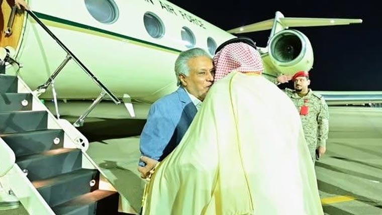 نائب وزیراعظم و وزیر خارجہ اسحاق  ڈار قاہرہ سے مدینہ منورہ پہنچ گئے