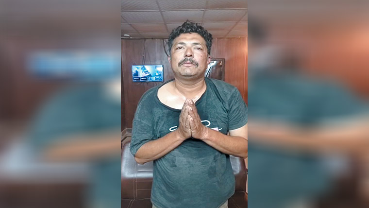 پنک بس کے پیچھے غیر اخلاقی حرکتیں کرنے والا گرفتار 