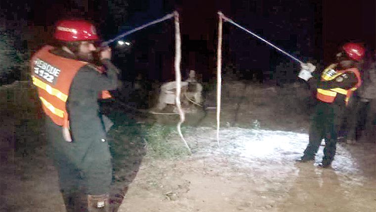 سیالکوٹ:کھیتوں سے  3 خطرناک سانپ نکل  آئے ‘ ریسکیو اہلکاروں نے پکڑ لئے 
