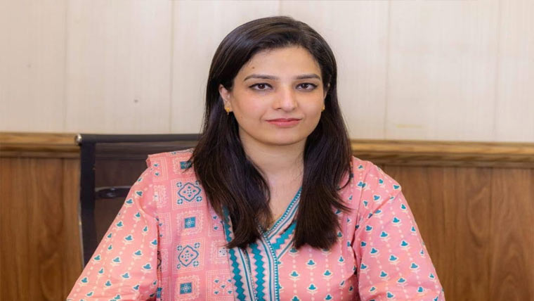 ڈپٹی کمشنر نے ڈنگہ میں بیوٹیفکیشن  سکیم کے تحت میڈین میں پودا لگایا