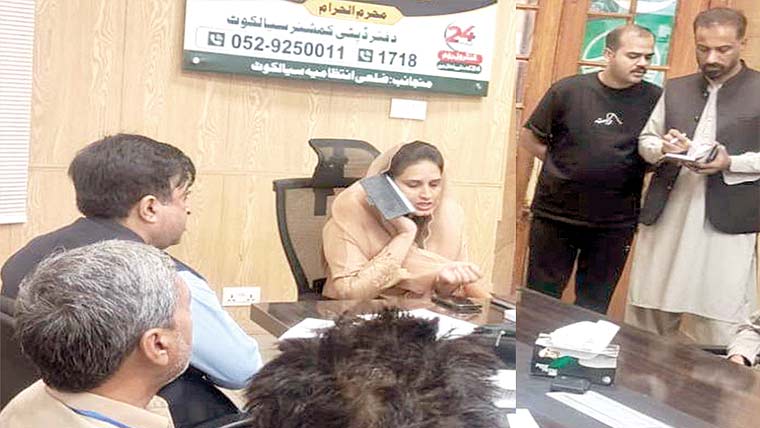 ڈپٹی کمشنر کا ڈسٹرکٹ ایمرجنسی  کنٹرول روم سیالکوٹ کا دورہ 