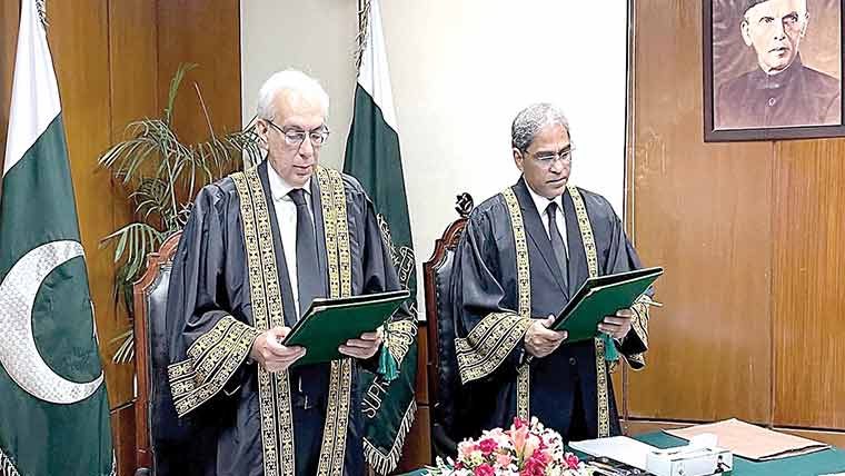 جسٹس منیب اختر نے قائم مقام چیف جسٹس کا حلف اٹھا لیا 
