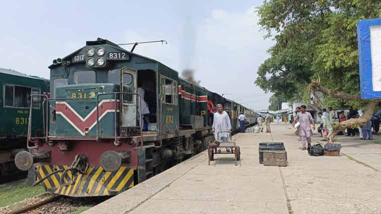 ہزارہ ایکسپریس کا انجن فیل  مسافر گرمی سے بے حال 