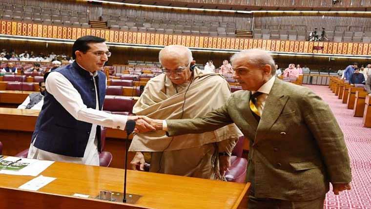 شکوہ جواب شکوہ ، وزیراعظم کا اپوزیشن رہنمائوں سے مصافحہ