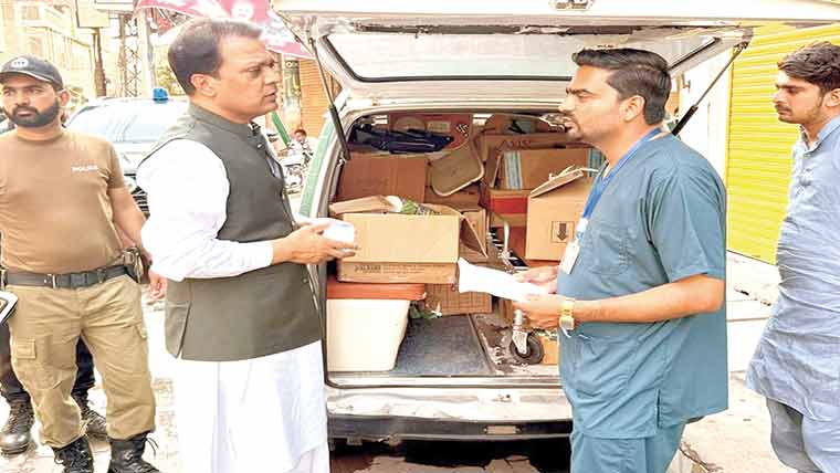  حافظ آباد:ڈپٹی کمشنر کا جلوسوں کا دورہ   کلینک آن ویل میں ادویات کامعائنہ 