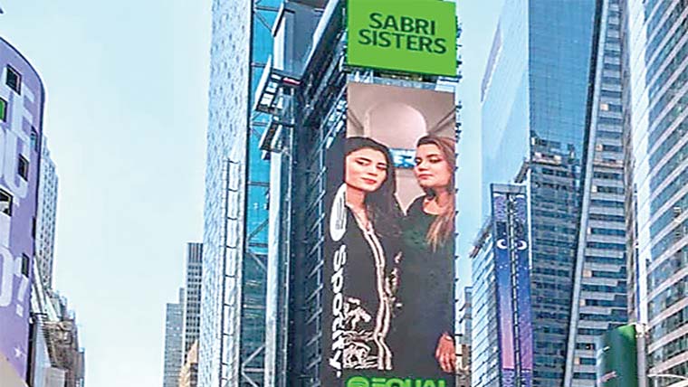 صابری سسٹرز کی تصویر  ٹائم سکوائر پر آویزاں