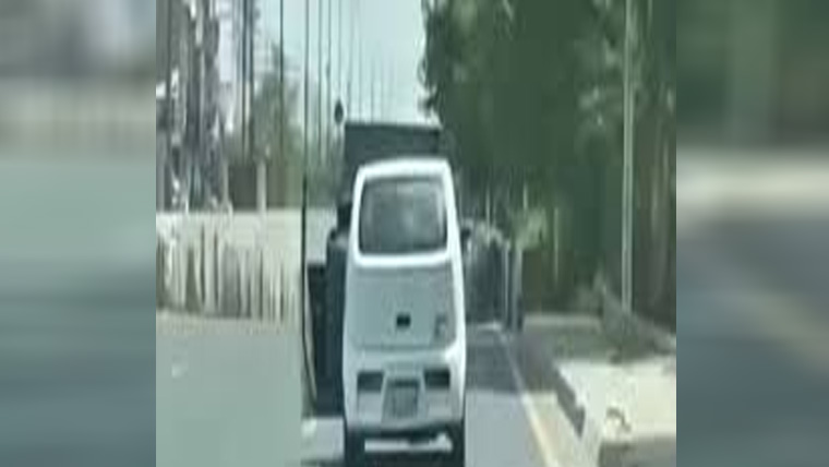 چالان ، ٹریفک اہلکار چلتی گاڑی سے لٹک گیا، ویڈیو وائرل