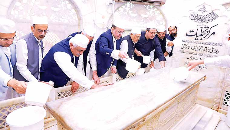 پاکستان دنیا میں پیس میکر بن گیا، اب معاشی قوت بنیا ہے : اسحاق ڈار 