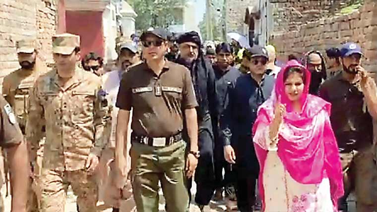 ڈپٹی کمشنر اور ڈی پی اوچنیوٹ کا مرکزی جلوس کا دورہ