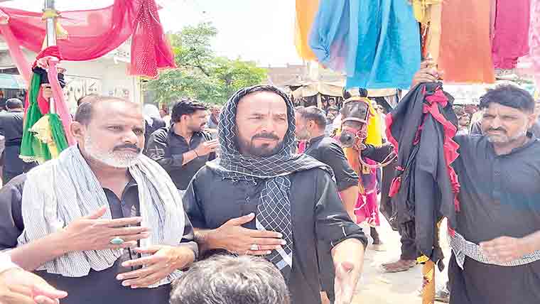  میانی :جلوس علم وذوالجناح جامع مسجد اہلبیت سے برآمد 