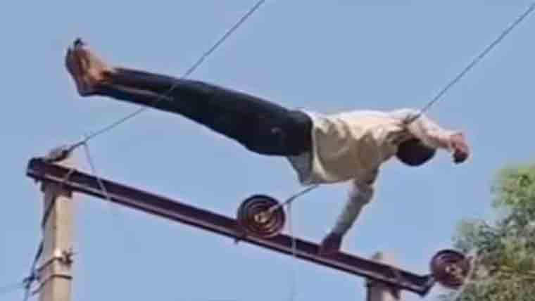 بھارت:نشے میں دھت شخص بجلی کے کھمبے پر چڑھ گیا