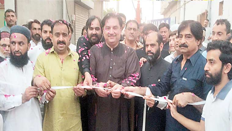 محلہ شوکت آباد لنک سوئی گیس روڈ  پر نئے سیوریج منصوبے کا افتتاح