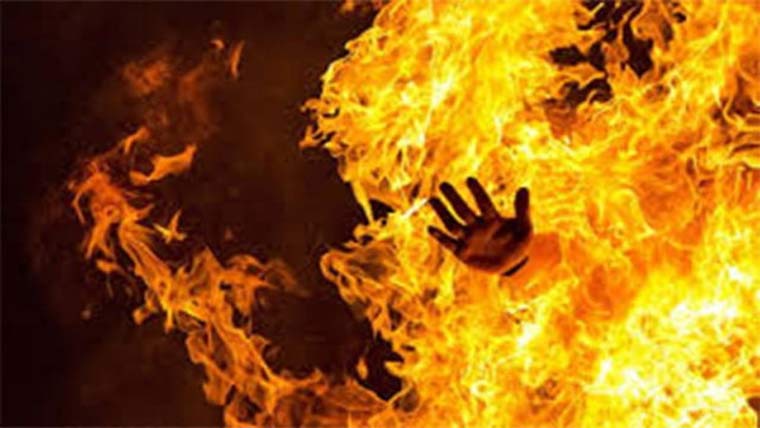 نارووال : شوہر نے مبینہ طور پر بیوی کو قتل کرکے لاش کو آگ لگا دی 