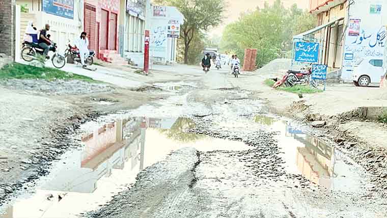 جامکے چٹھہ:مرکزی روڈ ٹوٹ پھوٹ کا شکار ، گڑھے بن گئے 