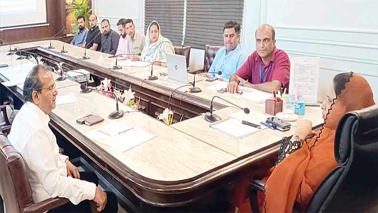 ڈپٹی کمشنر کی زیر صدارت اجلاس   انسدادِ ڈینگی سرگرمیوں کاجائزہ 