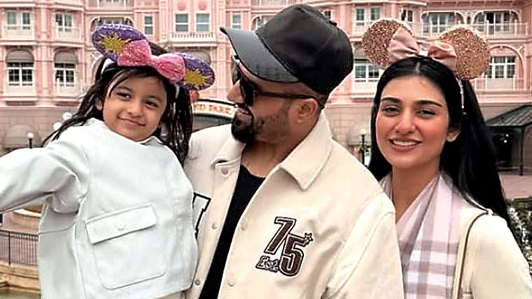 سارہ خان اور فلک شبیر بیٹی الیانا  کو ڈزنی لینڈ پیرس لے گئے 