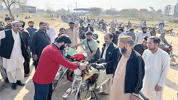 جڑواں شہروں میں 16لاکھ سے زائد موٹرسائیکل،ایم ٹیگ کیلئے صرف14دن:روزہ دار شہری دن بھر خوار