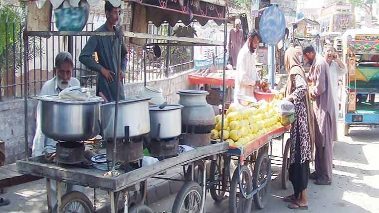 بازاروں میں دن دہاڑے کھانے پینے کی اشیاء کی فروخت