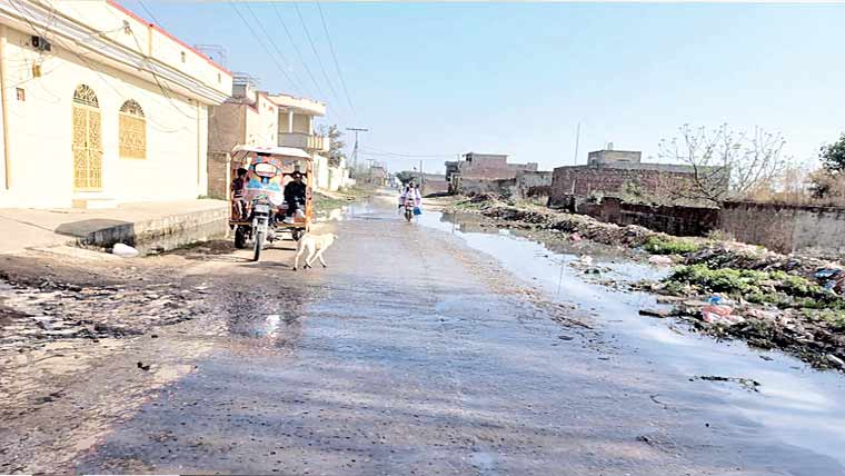 رسولپور سیداں:نالے بند ہونے  کے با عث مرکزی سڑک پر پانی جمع 