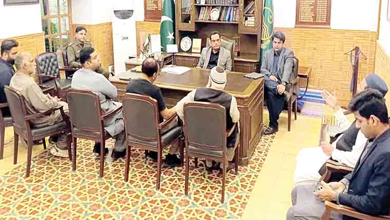 کمشنر کی زیر صدارت اجلاس، علما، تاجروں کی شر کت 