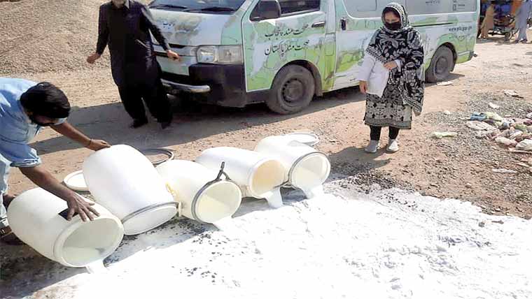منڈی بہاؤالدین:معروف دکان پر دودھ مضر صحت نکلا 
