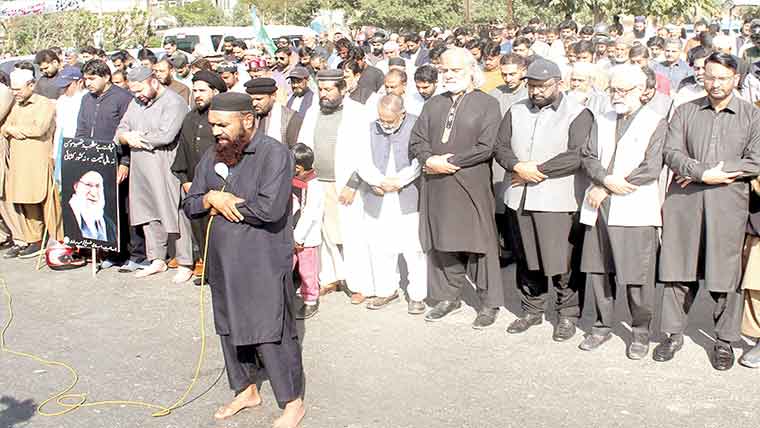  آیت اللہ علی خامنہ ای و دیگر شہدا کی غائبانہ نماز جنازہ 