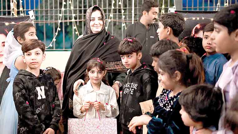 کامونکے :بچوں کیلئے سپیشل افطاری ‘ تحائف بھی تقسیم کئے گئے 