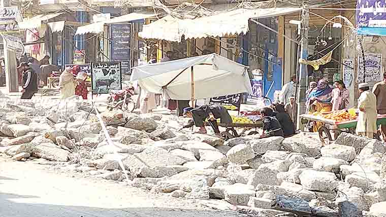 تتلے عالی نوشہرہ ورکاں روڈ کی توڑ پھوڑ، ٹریفک روانی میں مشکلات، مسافر پریشان 